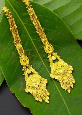 BEAUTEOUS GOLDEN EARRINGS WITH KANCHAIN