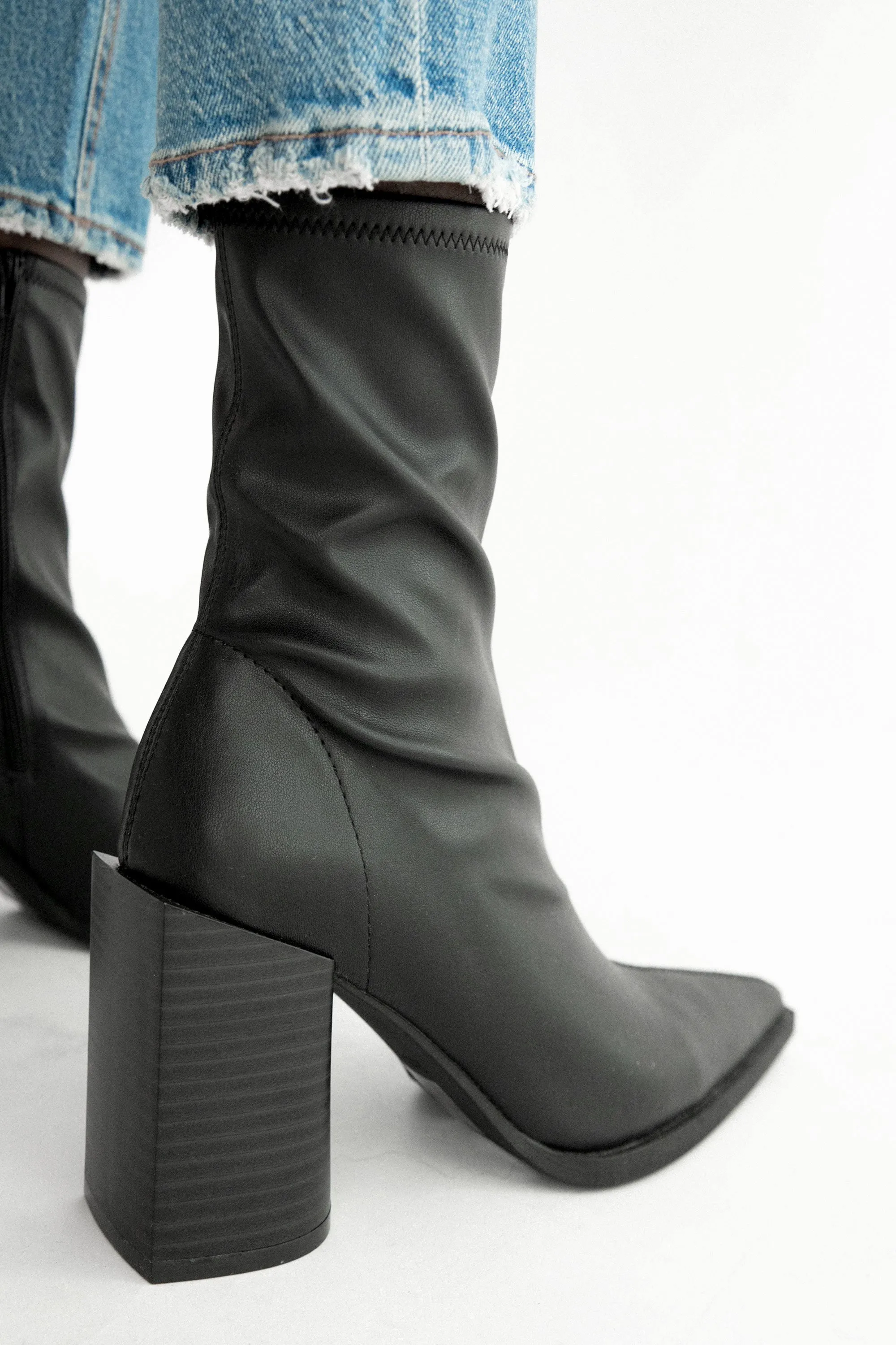 POINTED TOE ANKLE BOOT