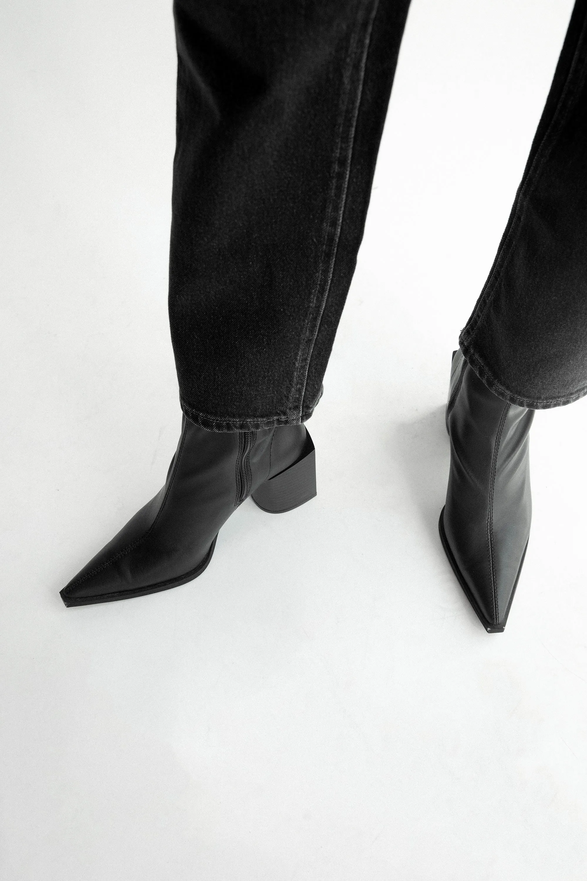 POINTED TOE ANKLE BOOT